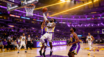 湖人主场对阵勇士的NBA常规赛，球员持球突破篮下上篮得分