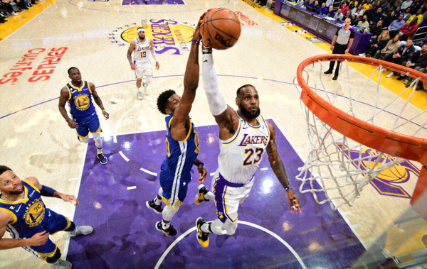NBA焦点战：湖人主场迎战勇士，球员在篮球场上突破上篮的精彩瞬间